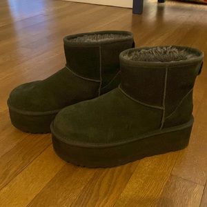 UGG classic mini platform, size 7, forest green
